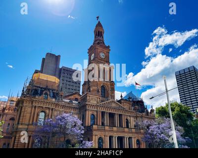 La storica torre dell'orologio del Municipio di Paddington sotto il cielo blu a Sydney, Australia Foto Stock