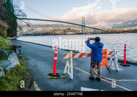 uomo fotografando il ponte porta leoni stanley park seawall chiuso Foto Stock