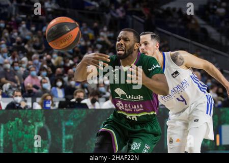 Madrid, Madrid, Spagna. 12th Dic 2021. Norris Cole (L) e Thomas Heurtel (R) durante la vittoria del Real Madrid su Unicaja MÃlaga (79 - 74) nella stagione regolare Liga Endesa (giorno 13) celebrata a Madrid (Spagna) al Wizink Centre. Dicembre 12th 2021. (Credit Image: © Juan Carlos GarcÃ-A Mate/Pacific Press via ZUMA Press Wire) Foto Stock