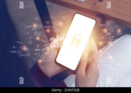 Business Finance e Accounting Concept. Donna d'affari che usa l'applicazione di sicurezza sullo smartphone per proteggere il suo denaro. Foto Stock