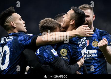 Milano, Italia. 12th Dic 2021. Alexis Sánchez del FC Internazionale festeggia dopo aver segnato un gol durante la Serie Italiana Una partita di Campionato FC Internazionale vs Cagliari Calcio allo Stadio San Siro di Milano il 12 dicembre 2021 Credit: Piero Crociatti/Alamy Live News Foto Stock