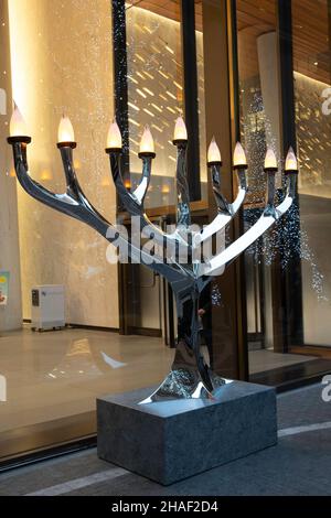 Hanukkah menorah è luminoso nel One Vanderbilt pedonale plaza, New York City, USA 2021 Foto Stock