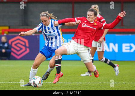 Crawley, Regno Unito. 01st Dic 2019. Crawley, Inghilterra, 4th 2021 aprile Hayley Ladd (12 Manchester United) sfide per la palla durante la partita della Barclays fa Womens Super League tra Brighton & Hove Albion e Manchester United al People's Pension Stadium di Crawley. Jordan Colborne/SPP Credit: SPP Sport Press Photo. /Alamy Live News Foto Stock