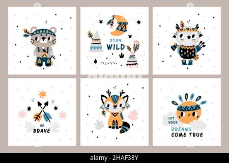 Carino carte animali indiani. Divertenti creazioni tribali nel bosco con mazzelle decorate e fasciatesta con piume. Mammiferi cartoni animati in abiti etnici Illustrazione Vettoriale