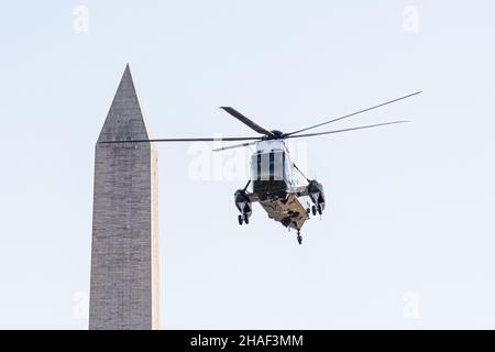 Washington, Stati Uniti. 12th Dic 2021. Il presidente e la First Lady volano vicino al Washington Monument sulla strada per la Casa Bianca via Marine One. Credit: SOPA Images Limited/Alamy Live News Foto Stock