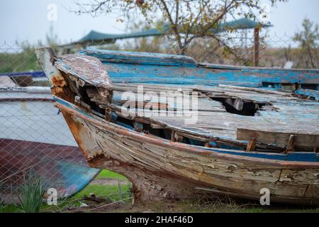 Una vecchia barca a remi in legno rottamato Foto Stock