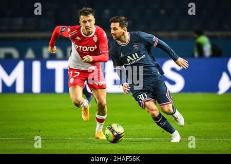 Aleksandr GOLOVIN di Monaco e Lionel (Leo) MESSI di PSG durante il campionato francese Ligue 1 partita di calcio tra Parigi Saint-Germain e AS Monaco il 12 dicembre 2021 allo stadio Parc des Princes di Parigi, Francia - Foto: Matthieu Mirville/DPPI/LiveMedia Foto Stock