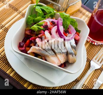 Insalata russa insalata con dadolata di verdure e radici servito con le aringhe sottaceto Foto Stock