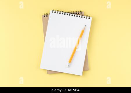 Blocco note a spirale su sfondo giallo Foto Stock