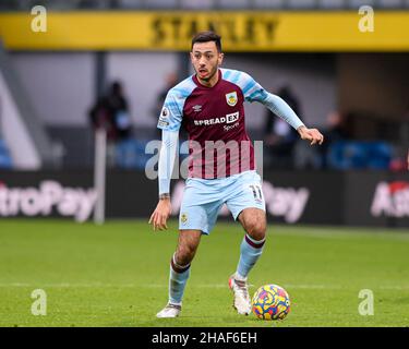 Burnley, Regno Unito. 12th Dic 2021. Dwight McNeil #11 di Burnley con la palla a Burnley, Regno Unito il 12/12/2021. (Foto di Simon Whitehead/News Images/Sipa USA) Credit: Sipa USA/Alamy Live News Foto Stock