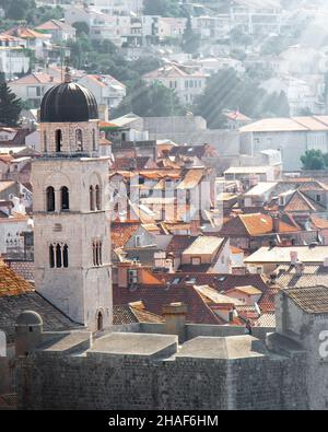 La torre della Chiesa Francescana e del Monastero, che consiste di un convento, una chiesa, una biblioteca, farmacia. Si trova a Placa, Dubrovnik. Foto Stock