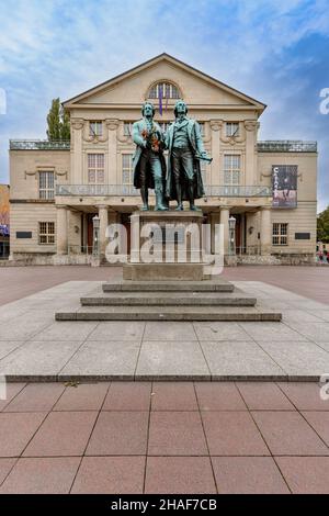 Il Goethe-Schiller-Denkmal, una statua raffigurante i due famosi poeti tedeschi a Weimar, Turingia, Germania. Foto Stock