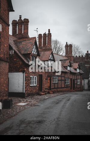 Via tudor cupa in un piccolo villaggio Cheshire in autunno. Great Budworth è un villaggio e parrocchia civile di Cheshire, Inghilterra, Regno Unito. Foto Stock