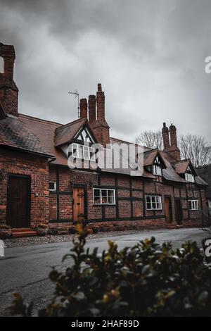 Una fila di case tudor in un piccolo villaggio a Cheshire. Great Budworth, Cheshire, Inghilterra Regno Unito. Foto Stock