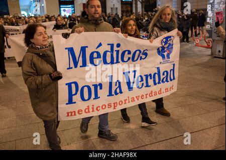 Centinaia di manifestanti si riuniscono nel centro di Saragozza per protestare contro il passaporto Covid, affermando che viola uno dei punti dello Span Foto Stock