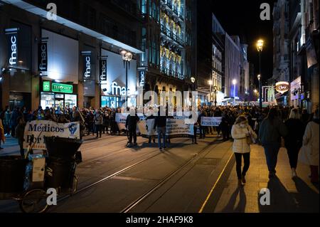 Centinaia di manifestanti si riuniscono nel centro di Saragozza per protestare contro il passaporto Covid, affermando che viola uno dei punti dello Span Foto Stock