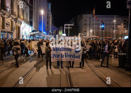 Centinaia di manifestanti si riuniscono nel centro di Saragozza per protestare contro il passaporto Covid, affermando che viola uno dei punti dello Span Foto Stock