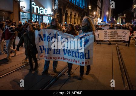 Centinaia di manifestanti si riuniscono nel centro di Saragozza per protestare contro il passaporto Covid, affermando che viola uno dei punti dello Span Foto Stock