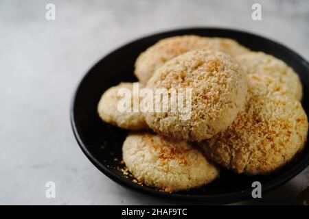 Biscotti fatti in casa al cocco o biscotti croccanti indiani, focus selettivo Foto Stock