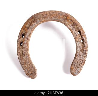 Ferro di cavallo arrugginito isolato su sfondo bianco Foto Stock