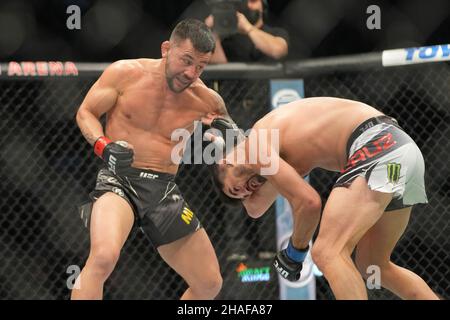 LAS VEGAS, NV - 11 DICEMBRE: (L-R) Pedro Munhoz pugna Dominick Cruz nella loro lotta di peso corporeo durante la UFC 269: Oliveira / Poirier evento alla T-Mobile Arena il 11 dicembre 2021 a Las Vegas, Nevada, Stati Uniti. (Foto di Louis Grasse/PxImages) Credit: PX Images/Alamy Live News Foto Stock