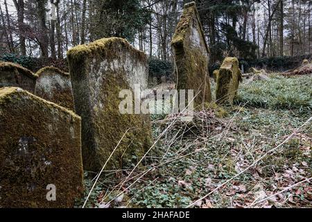 antiche tombe con motivo in un cimitero abbandonato Foto Stock