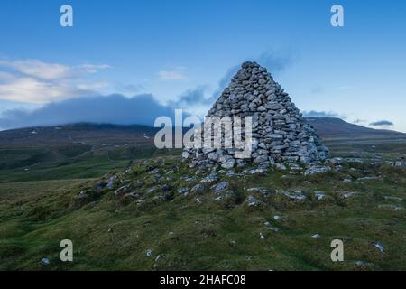 Hill Walking intorno al Norber Eratics sopra Austwick a Craven nel Yorkshire Dales Foto Stock