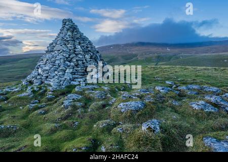 Grande cairn su Long Scart Lane sopra Clapham nella Yorkshire Dales Foto Stock