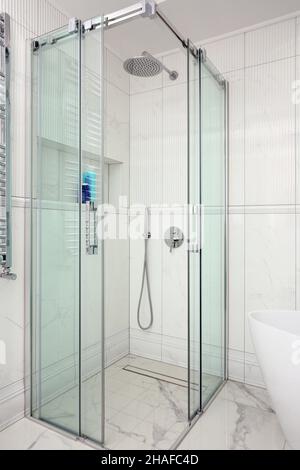 Una bella cabina di vetro spray in una casa privata Foto Stock