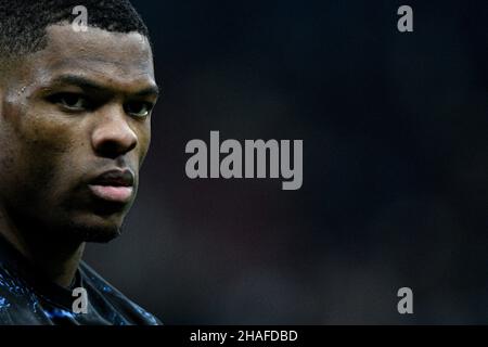 Milano, Italia. 12th Dic 2021. Denzel Dumfries del FC Internazionale si presenta durante la Serie Italiana A Championship Match FC Internazionale vs Cagliari Calcio allo Stadio San Siro di Milano il 12 dicembre 2021 Credit: Piero Crociatti/Alamy Live News Foto Stock