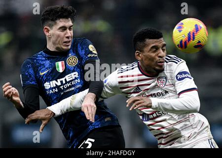 Milano, Italia. 12th Dic 2021. Alessandro Bastoni del FC Internazionale e Dalbert di Cagliari Calcio durante la Serie Italiana A Championship Match FC Internazionale vs Cagliari Calcio allo Stadio San Siro di Milano il 12 dicembre 2021 Credit: Piero Crociatti/Alamy Live News Foto Stock