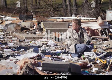 Defiance, Stati Uniti. 12th Dic 2021. Il volontario Susan o'Toole guarda attraverso gli effetti personali di marcia e Rich Vance dopo che la loro casa è stata distrutta da una potente casa di tornado che è stato distrutto da un potente tornado a Defiance, Missouri Domenica, 12 dicembre 2021. Un tornado ha colpito la piccola città ad ovest di St. Louis venerdì 10 dicembre 2021, distruggendo 25 case e uccidendo una. Foto di Bill Greenblatt/UPI Credit: UPI/Alamy Live News Foto Stock