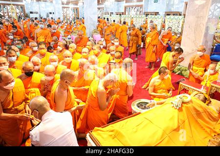 Bangkok, Tailandia. 12th Dic 2021. Monaci e persone buddisti salutano il passaggio del venerato monaco Somdet Phra Maha Ratchamangalacharn, aka Somdet Chuang, abate di Wat Paknam Phasi Charoen, ex-operatrice per conto del Patriarca Supremo della Thailandia, a Wat Paknam Phasi Charoen. (Credit Image: © Adirach Toumlamoon/Pacific Press via ZUMA Press Wire) Foto Stock