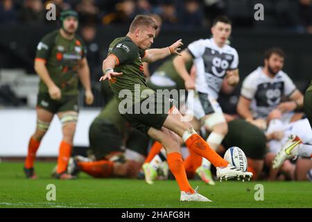 Swansea, Regno Unito. 12th Dic 2021. Gareth Anscombe di Ospreys in azione. Heineken Champions Cup rugby, Ospreys v sale squali allo stadio Swansea.com di Swansea, South Wales domenica 12th dicembre 2021. pic di Andrew Orchard/Andrew Orchard SPORTS photography/Alamy Live News credito: Andrew Orchard SPORTS photography/Alamy Live News Foto Stock