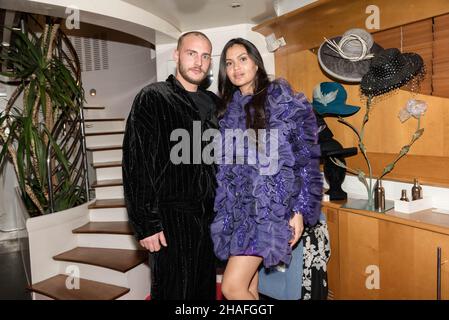 Jean-Claude Jitrois et Fiona Gélin réunis lors du gala au profit de l'Association >, organisé par Jérémy Bellet, à bord du Yacht Joséphine Foto Stock