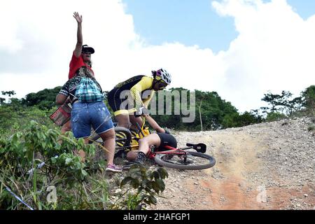 Salvador, Bahia, Brasile. 12th Dic 2021. (SPO) Ciclismo a Bahia. 12 dicembre 2021, Salvador, Bahia, Brasile: Evento ciclistico che si svolge nella città di Dias DÃ¢â‚¬â„¢avila, regione metropolitana di Salvador, Bahia Domenica (12). Credit: Walmir Cirne/Thenews2 (Credit Image: © Walmir Cirne/TheNEWS2 via ZUMA Press Wire) Foto Stock