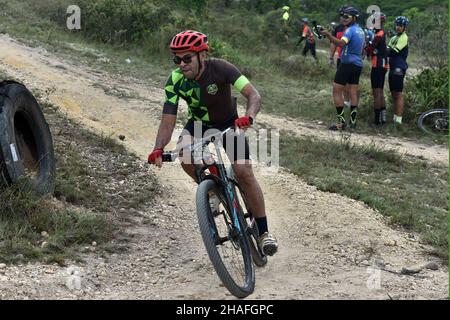 Salvador, Bahia, Brasile. 12th Dic 2021. (SPO) Ciclismo a Bahia. 12 dicembre 2021, Salvador, Bahia, Brasile: Evento ciclistico che si svolge nella città di Dias DÃ¢â‚¬â„¢avila, regione metropolitana di Salvador, Bahia Domenica (12). Credit: Walmir Cirne/Thenews2 (Credit Image: © Walmir Cirne/TheNEWS2 via ZUMA Press Wire) Foto Stock