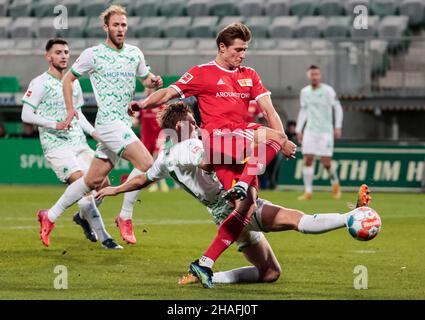 Fuerth, Germania. 12th Dic 2021. Kevin Behrens (fronte R) dell'Union Berlin vies con Max Christiansen (fondo) di Fuerth durante una partita della Bundesliga tedesca tra SpVgg Greuther Fuerth e il FC Union Berlin a Fuerth, Germania, il 12 dicembre 2021. Fuerth ha vinto il 1-0. Credit: Philippe Ruiz/Xinhua/Alamy Live News Foto Stock