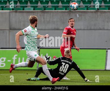 Fuerth, Germania. 12th Dic 2021. Max Kruse (R) di Union Berlin vies con il portiere Sascha Burchert (in basso) di Fuerth durante una partita della Bundesliga tedesca tra SpVgg Greuther Fuerth e il FC Union Berlin a Fuerth, Germania, il 12 dicembre 2021. Fuerth ha vinto il 1-0. Credit: Philippe Ruiz/Xinhua/Alamy Live News Foto Stock