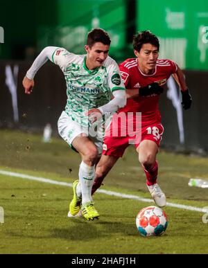 Fuerth, Germania. 12th Dic 2021. Marco Meyerhoefer (L) di Fuerth vies con Endo Keita di Union Berlin durante una partita della Bundesliga tedesca tra SpVgg Greuther Fuerth e il FC Union Berlin a Fuerth, Germania, il 12 dicembre 2021. Fuerth ha vinto il 1-0. Credit: Philippe Ruiz/Xinhua/Alamy Live News Foto Stock