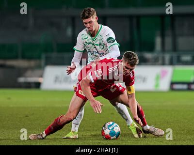 Fuerth, Germania. 12th Dic 2021. Grischa Proemel (in basso) di Union Berlin vies con Cedric Itten di Fuerth durante una partita tedesca della Bundesliga tra SpVgg Greuther Fuerth e il FC Union Berlin a Fuerth, Germania, il 12 dicembre 2021. Fuerth ha vinto il 1-0. Credit: Philippe Ruiz/Xinhua/Alamy Live News Foto Stock