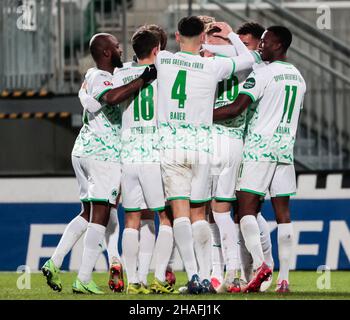 Fuerth, Germania. 12th Dic 2021. I giocatori di Fuerth festeggiano un gol di Havard Nielsen durante una partita della Bundesliga tedesca tra SpVgg Greuther Fuerth e il FC Union Berlin a Fuerth, Germania, il 12 dicembre 2021. Fuerth ha vinto il 1-0. Credit: Philippe Ruiz/Xinhua/Alamy Live News Foto Stock