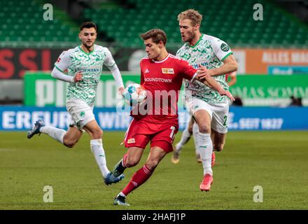 Fuerth, Germania. 12th Dic 2021. Kevin Behrens (C) dell'Union Berlin controlla la palla sotto la difesa di Sebastian Griesbeck (R) di Fuerth durante una partita della Bundesliga tedesca tra SpVgg Greuther Fuerth e il FC Union Berlin a Fuerth, Germania, il 12 dicembre 2021. Fuerth ha vinto il 1-0. Credit: Philippe Ruiz/Xinhua/Alamy Live News Foto Stock