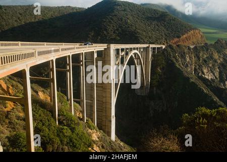 Costruito nel 1932 Bixby Creek Bridge, molti considerano l'inizio della panoramica Big sur Drive. La migliore destinazione di viaggio della California e della costa centrale del Pacifico. Foto Stock