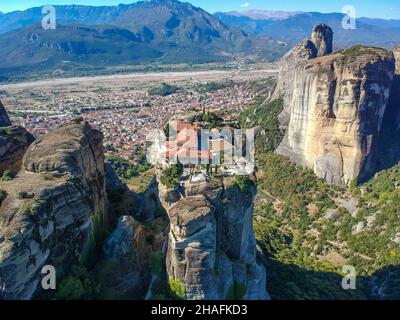 Vista aerea su Meteora, una formazione rocciosa nel centro della Grecia che ospita uno dei più grandi complessi di monaste ortodosse orientali Foto Stock