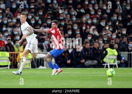 Madrid, spagnolo. 12th Dic 2021. Madrid, Spagna; 12.12.2021.- Real Madrid vs Atletico de Madrid Calcio a la Liga Spagna partita 17 2021-2022 tenutasi a Santiago Bernabeu, Madrid. Giocatore di Madrid reale toni Kross. Credit: Juan Carlos Rojas/dpa/Alamy Live News Foto Stock