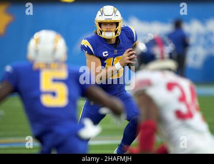 Justin Herbert corre per sei iarde nel terzo trimestre contro i New York Giants al SoFi Stadium domenica 12 dicembre 2021 a Inglewood, California. I Chargers sconfissero i Giganti 37-21. Foto di Jon SooHoo/UPI Foto Stock