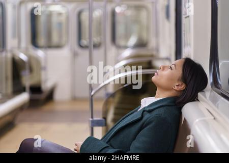 Donna d'affari afro-americana stanca in treno della metropolitana, afro donna ufficio tornare a casa dopo duro lavoro giorno Foto Stock