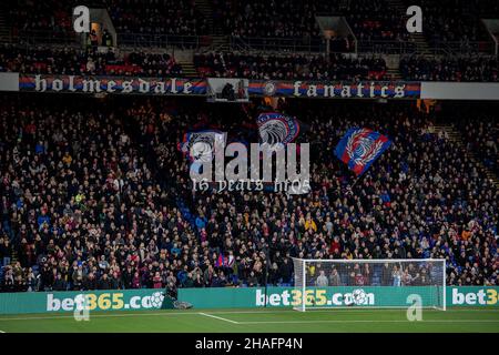 LONDRA, INGHILTERRA - DICEMBRE 12: I tifosi del Crystal Palace Ultramas raggruppano i fanatici di Holmesdale durante la partita della Premier League tra Crystal Palace ed Everton Foto Stock