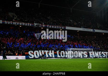 LONDRA, INGHILTERRA - DICEMBRE 12: I tifosi del Crystal Palace Ultramas raggruppano i fanatici di Holmesdale durante la partita della Premier League tra Crystal Palace ed Everton Foto Stock